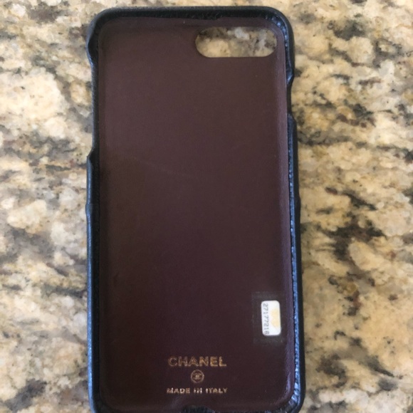 Quit Chanel IPHONE case, interior mark from a magnet - Picture 3 of 4